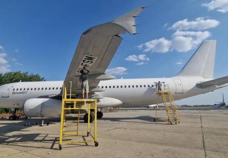 inscripționare logo avion