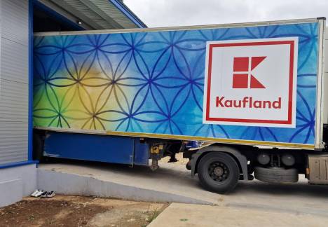 inscriptionare firma personalizata grafica kaufland semiremorca