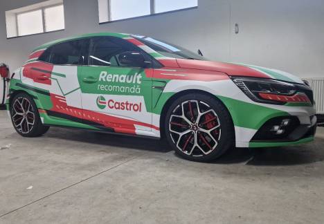 Renault Megane inscripționat Castrol raliu