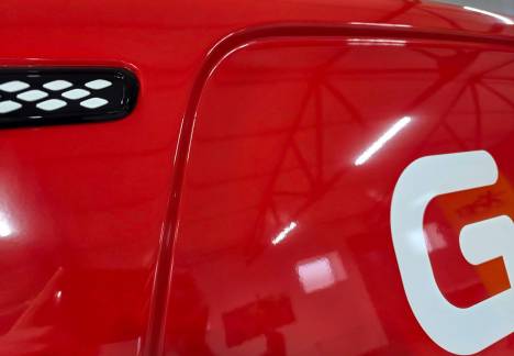 Colantare completă vehicul electric pentru branding corporate