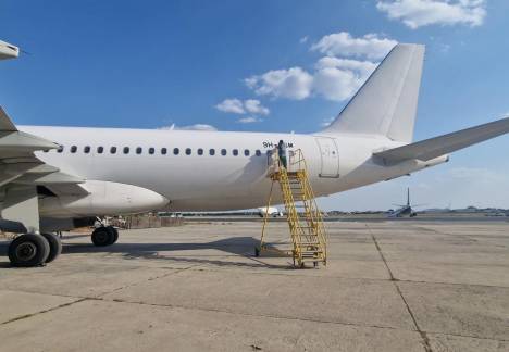 inscriptionare avioane comerciale