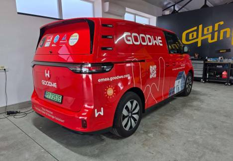 Colantare auto în culoarea brandului pentru imagine corporate